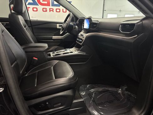 Used 2024 Ford Explorer XLT w/ Equipment Group 202A AWD/4WD image 32