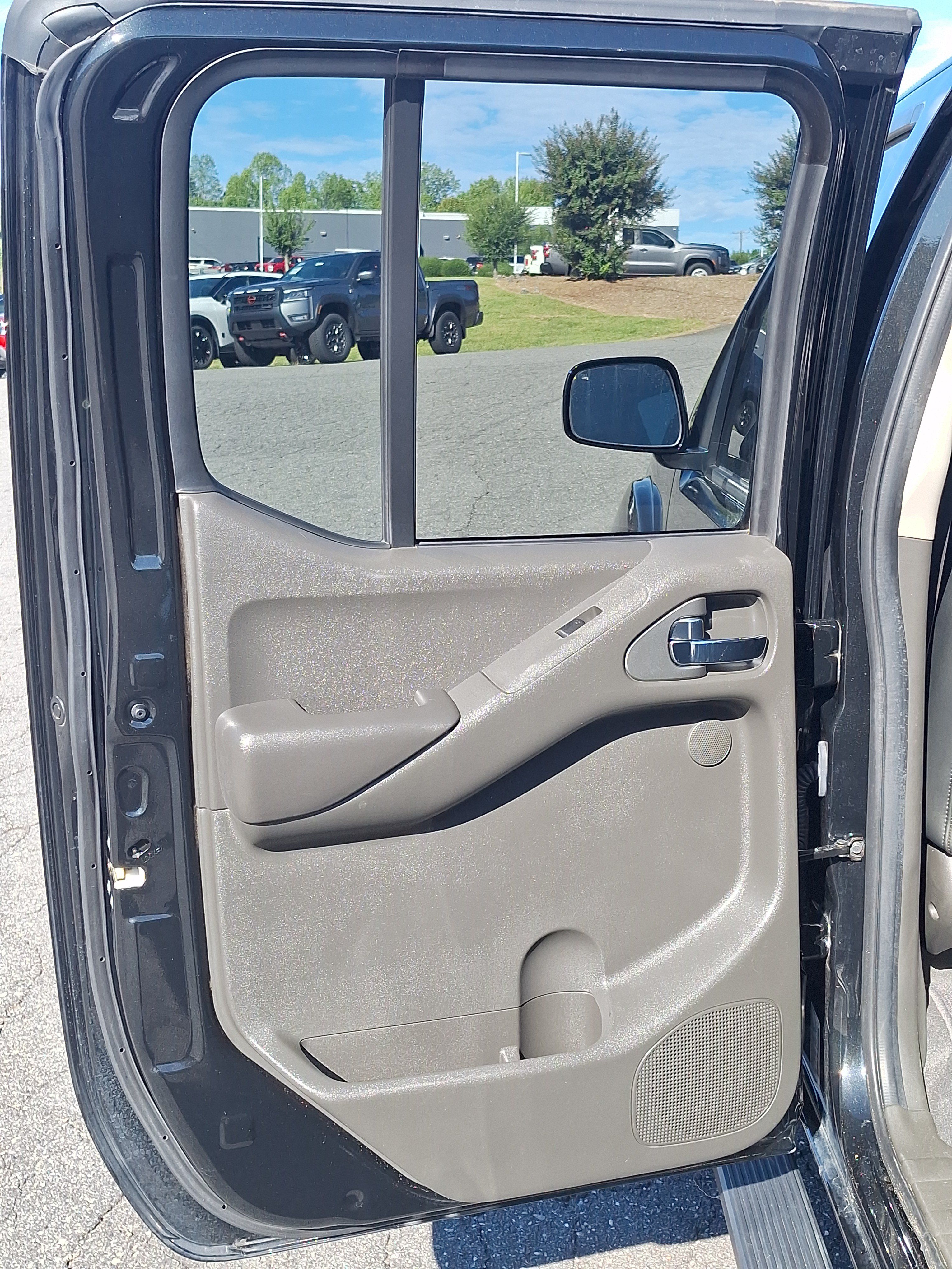 Used 2020 Nissan Frontier PRO-4X w/ Pro-4x Utility Package AWD/4WD image 29