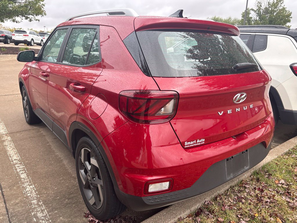 Used 2022 Hyundai Venue Limited w/ Cargo Package FWD image 2
