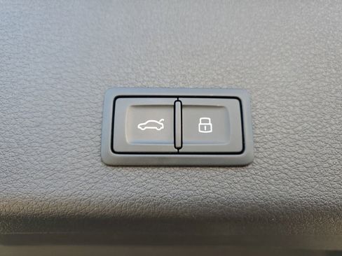 Used 2024 Audi Q8 e-tron Premium Plus image 8