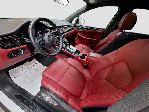 Certified 2025 Porsche Macan Turbo AWD/4WD image 5