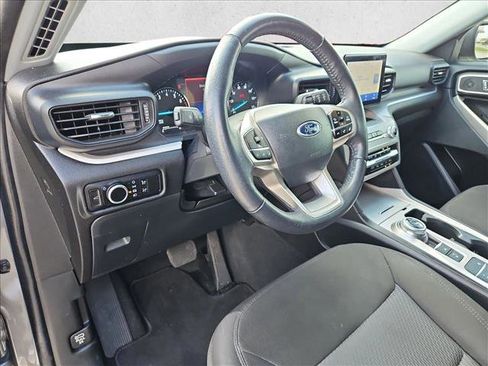 Used 2023 Ford Explorer XLT image 9