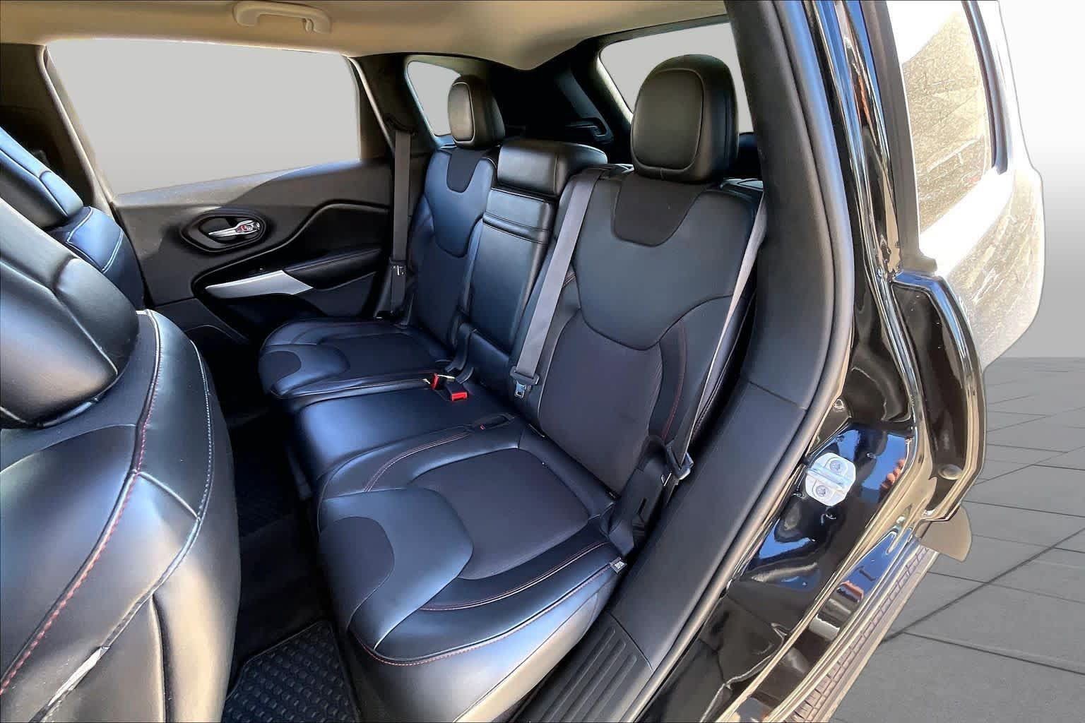 Used 2018 Jeep Cherokee Trailhawk AWD/4WD image 20
