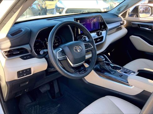 Used 2023 Toyota Highlander Limited image 18