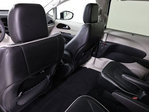 Used 2024 Chrysler Pacifica Limited FWD image 51