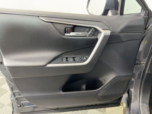 Used 2020 Toyota RAV4 Limited image 11