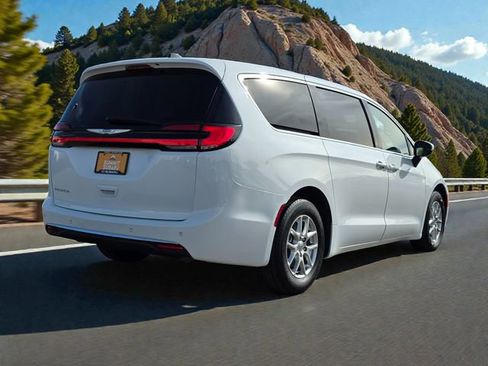 Used 2023 Chrysler Pacifica Touring-L image 7
