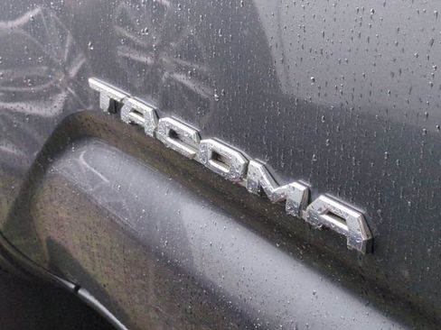 Used 2019 Toyota Tacoma SR5 RWD image 12