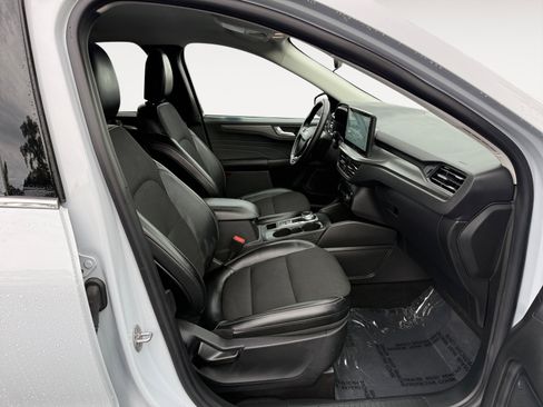 Certified 2025 Ford Escape SE image 19