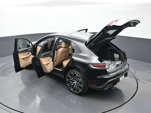 Certified 2025 Porsche Macan AWD/4WD image 27