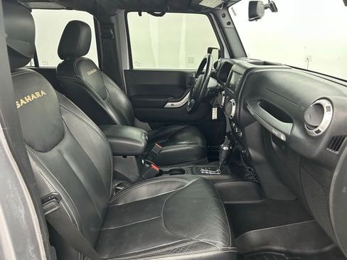 Used 2015 Jeep Wrangler Unlimited Sahara w/ Connectivity Group image 29