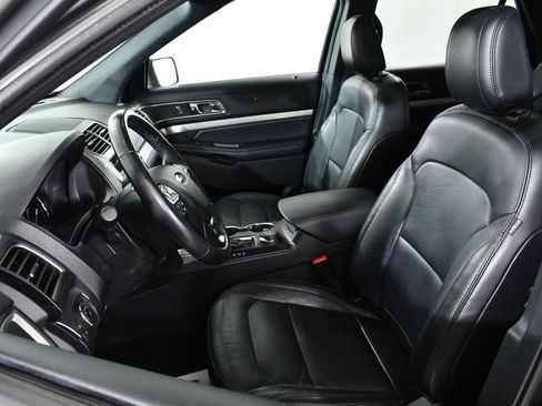 Used 2018 Ford Explorer XLT w/ Equipment Group 202A AWD/4WD image 6