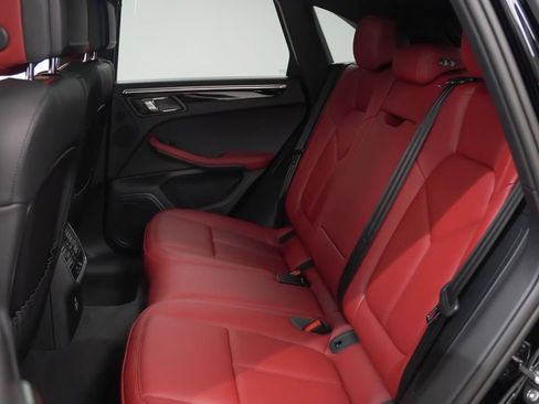 Certified 2025 Porsche Macan image 18