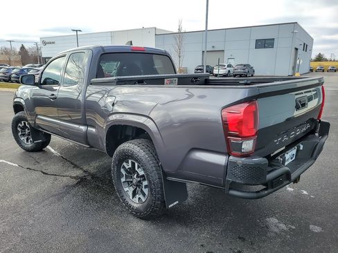 Used 2022 Toyota Tacoma SR image 6