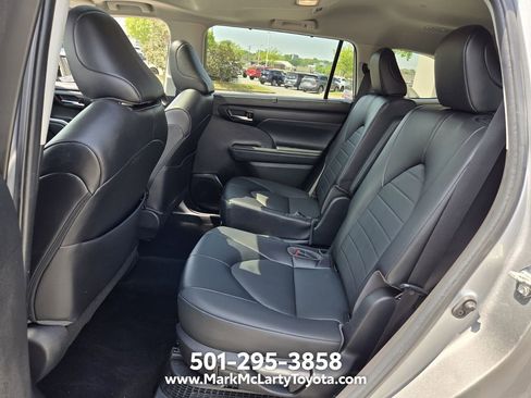 Used 2022 Toyota Highlander XLE AWD/4WD image 10
