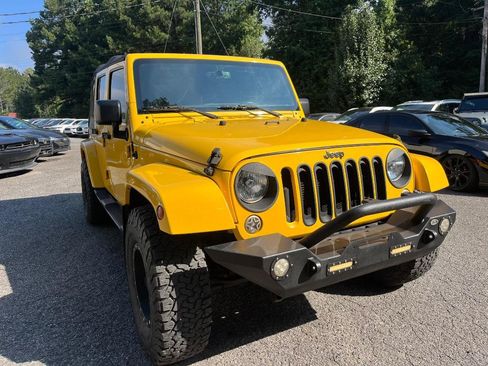 Used 2015 Jeep Wrangler Unlimited Sahara w/ Connectivity Group AWD/4WD image 4
