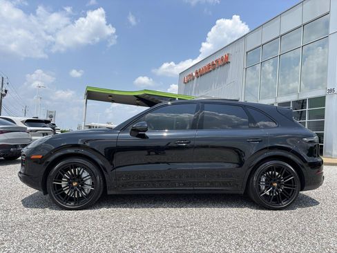 Used 2023 Porsche Cayenne Turbo AWD/4WD image 2