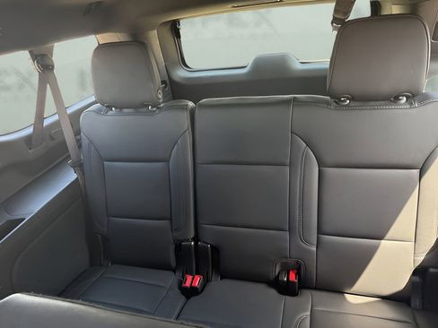 Used 2025 Chevrolet Suburban Z71 AWD/4WD image 31