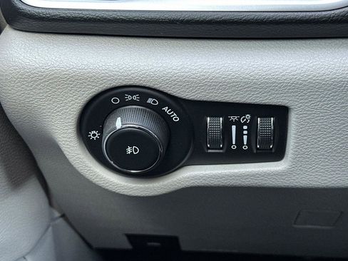 Used 2017 Chrysler Pacifica Touring-L image 31