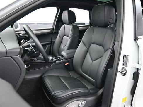 Certified 2026 Porsche Macan AWD/4WD image 5