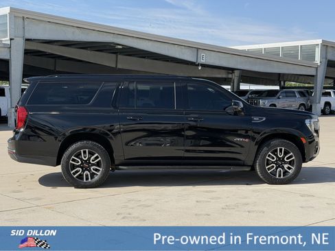 Used 2023 GMC Yukon XL AT4 w/ Technology Package AWD/4WD image 3