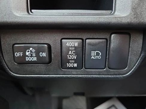 Used 2018 Toyota Tacoma TRD Sport image 28