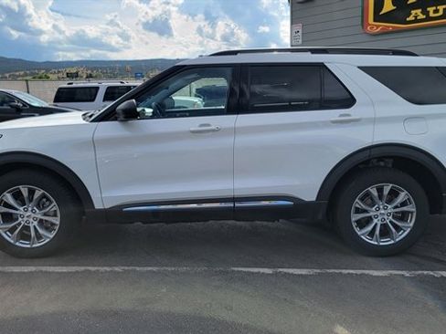 Used 2022 Ford Explorer XLT w/ Equipment Group 202A image 8