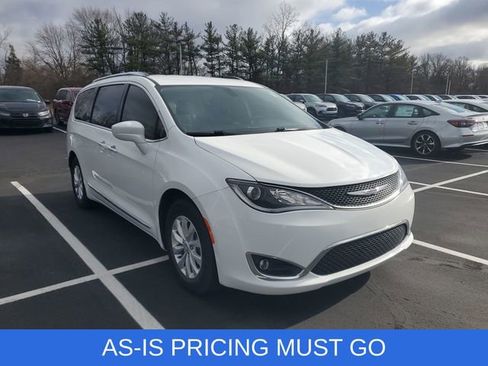 Used 2018 Chrysler Pacifica Touring-L Plus image 11