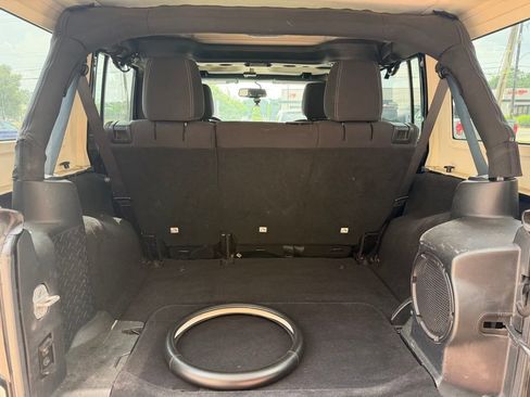 Used 2013 Jeep Wrangler Unlimited Rubicon w/ Connectivity Group AWD/4WD image 7
