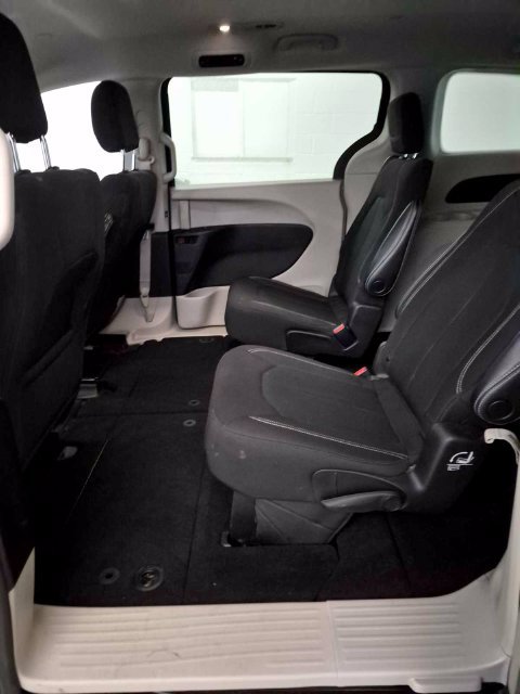 Used 2022 Chrysler Voyager LX FWD image 14