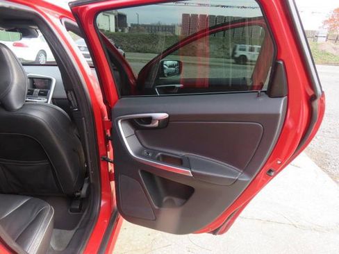 Used 2015 Volvo XC60 T6 R-Design image 27