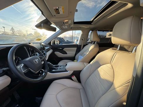 Used 2020 Toyota Highlander XLE image 21