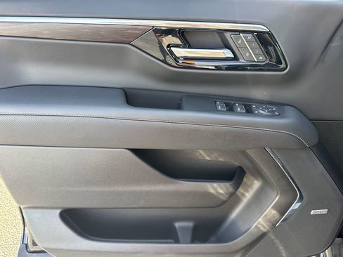 Used 2025 Chevrolet Suburban Premier RWD image 10