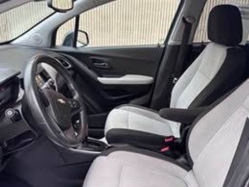 Used 2018 Chevrolet Trax LT FWD image 2