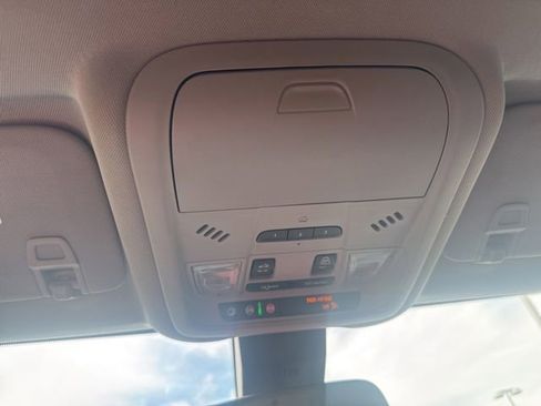 Used 2021 Chevrolet Equinox Premier FWD image 23