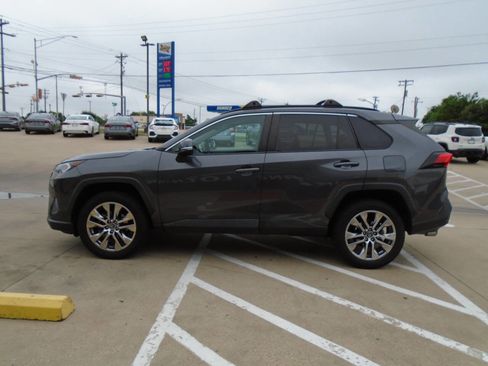 Used 2019 Toyota RAV4 XLE Premium FWD image 4