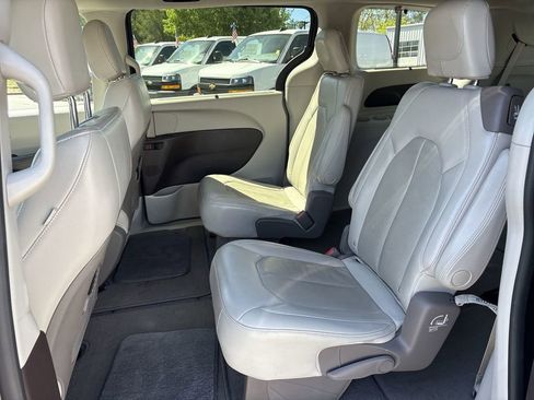 Used 2021 Chrysler Pacifica Touring-L FWD image 24