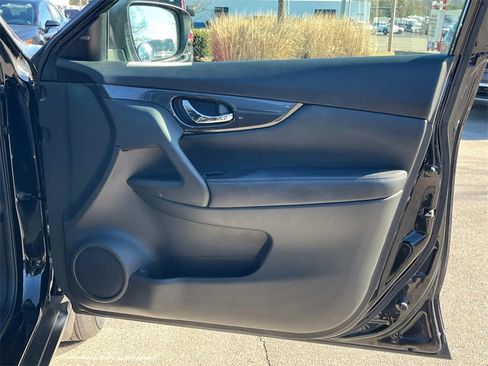 Used 2018 Nissan Rogue S image 23