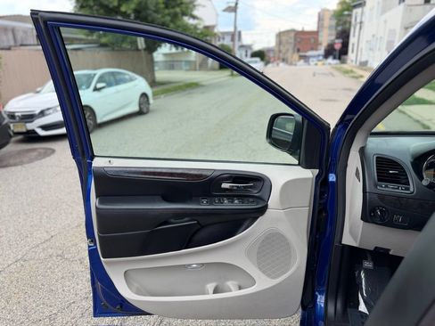Used 2019 Dodge Grand Caravan SE w/ UConnect Hands-Free Group FWD image 11