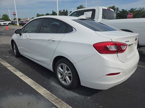 Used 2017 Chevrolet Cruze LT FWD image 3