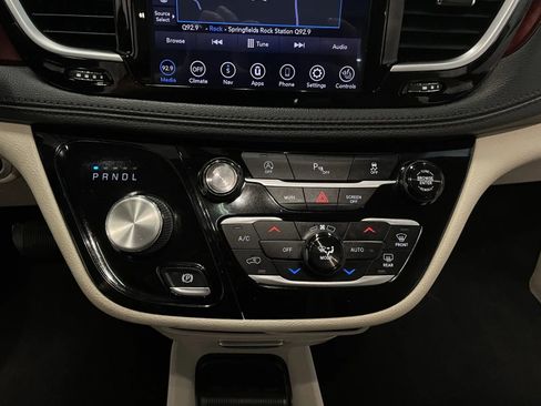 Used 2020 Chrysler Pacifica Limited FWD image 32