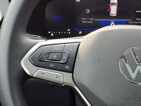 Certified 2025 Volkswagen Taos SE image 11