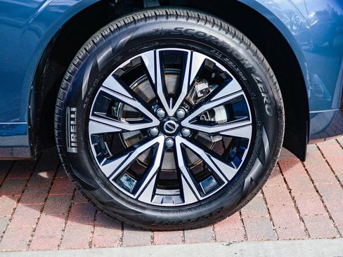 Used 2025 Volvo XC60 B5 Core image 11