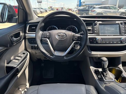 Used 2018 Toyota Highlander XLE AWD/4WD image 14