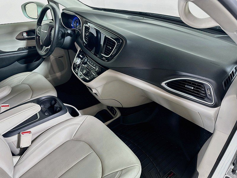 Used 2019 Chrysler Pacifica Touring-L Plus w/ Advanced Safetytec Group FWD image 32