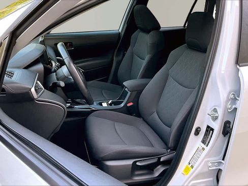 Certified 2023 Toyota Corolla Cross LE w/ Moonroof Package FWD image 8