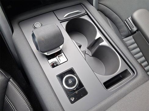 New 2025 Land Rover Discovery S image 10