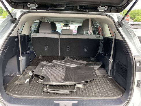Used 2021 Toyota Highlander L AWD/4WD image 6