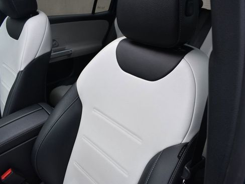 Used 2023 Mercedes-Benz GLB 250 image 9