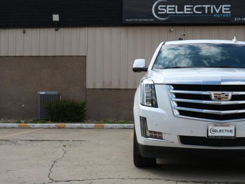Used 2018 Cadillac Escalade ESV Luxury AWD/4WD image 4
